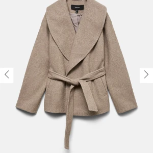 Beige omlottjacka från Vero Moda - Snygg beige kappa från Vero Moda med bred krage och knytskärp i midjan, skärpet går att ta av!!