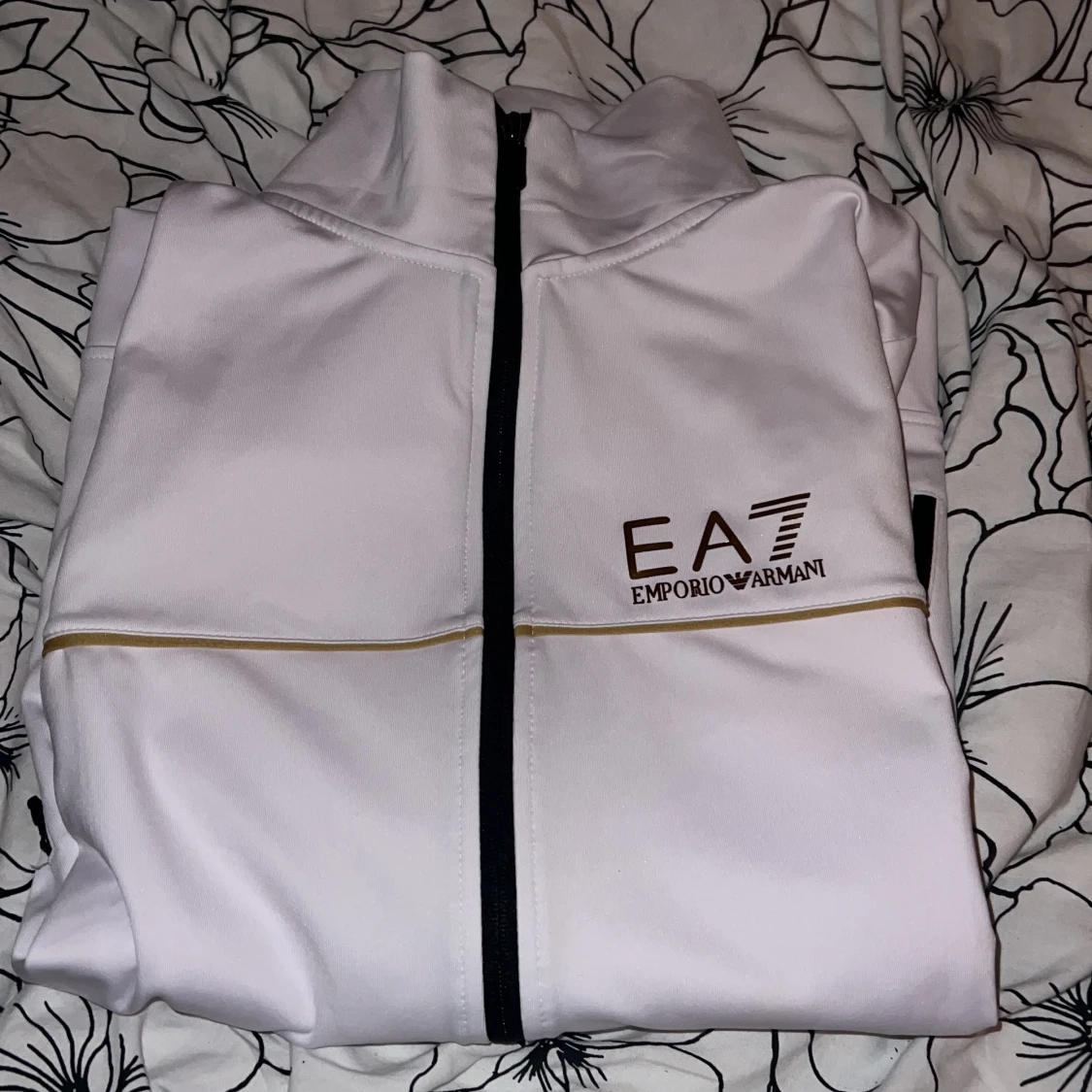 Vit EA7 jacka med svarta detaljer - 3