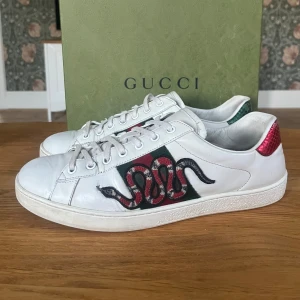 Gucci ace - Ett par Gucci ace skor i bra skick. Ny pris 7000 kr, box mendföljer. Skorna är i storlek 43, hör gärna av dig!