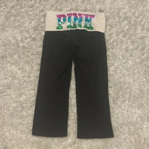 Svarta PINK byxor med paljetter XS - Svarta mjukisbyxor från Victoria's Secret PINK i storlek XS. De e limited addition 