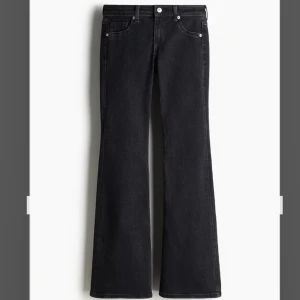 Flared low waist jeans - Säljer mina jeans eftersom de inte passa. Använda en gång och inga tecken på användning 🩵