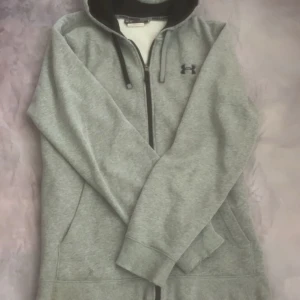 Under armour hoodie - Tja, säljer denna sköna under armour hoodie som passar till fleece kit nu till hösten!