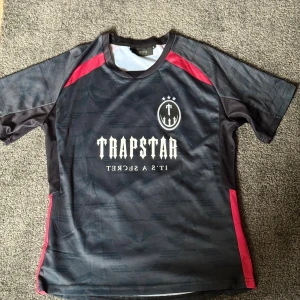 Trapstar jersey - Säljer nu min trapstar jersey från 2023 Collection. Den har några små täcken på användning men inget stort. Nypris är cirka 1000kr och de är svåra att få tag på. Hör av dig vid fler frågor eller funderingar! 