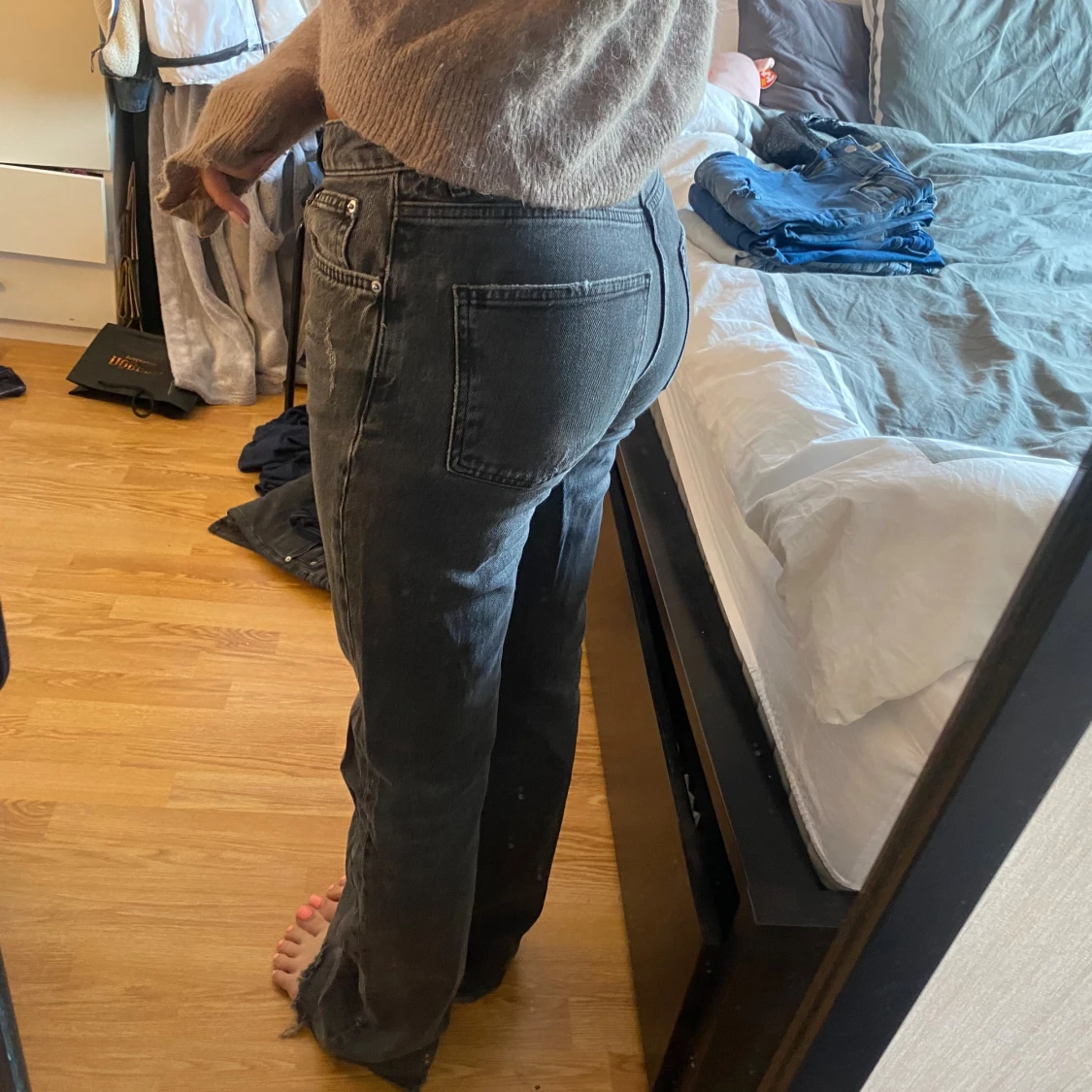 Svarta jeans med slitningar - 1