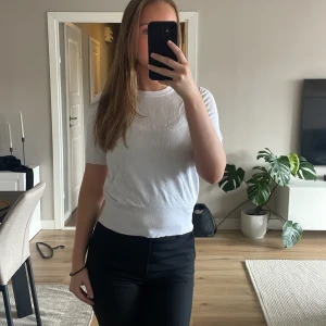 Vit ribbad t-shirt med kort ärm - Vit stickad tröja från Zara🌟