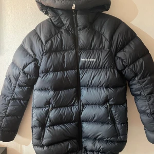 Peak performance jacka  - Skön vinterjacka i fint skick. Storlek M. 