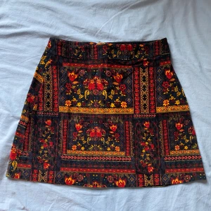 Minikjol från H&M Coachella - En jättefin kort kjol från H&M Coachella-kollektionen med blommigt/paisleymönster! Materialet liknar sammet eller velour. Kan frakta eller mötas upp i Stockholm 💖