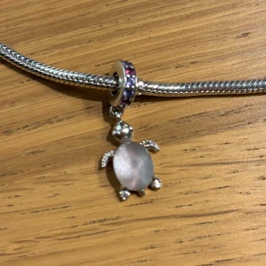 Pandora berlock  - Super söt berlock från Pandora, köpt i deras butik för 800kr!🩷