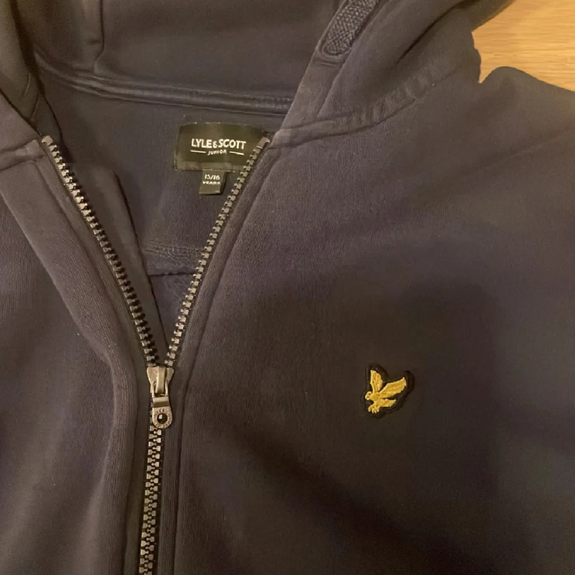Mörkblå hoodie från Lyle & Scott - 1