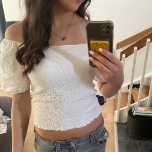 Vit offshoulder blus - Superfin vit offshoulder blus från Dobber med puffiga korta ärmar💕Croppad modell med söt volangkant nertill. Fin både till vardag och fest💓använd fåtal gånger