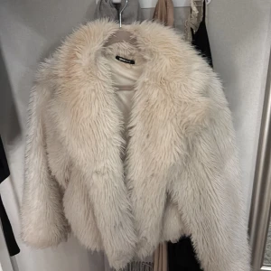 Beige pälsjacka från Gina Tricot - Supermjuk och fluffig beige pälsjacka från Gina Tricot. Den är storlek M men passar mig som oftast har XS! Jackan är använd många gånger och säljer pga att jag skaffat ny jacka till denna höst!!