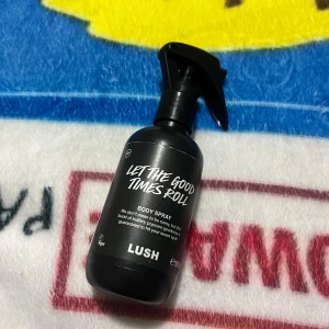 Lush Let The Good Times Roll 85-90ml kvar  - Body spray från Lush med namnet Let The Good Times Roll. 100 ml flaska. Vegansk produkt. Perfekt för dig som vill ha något unikt och lekfullt i din doftsamling.