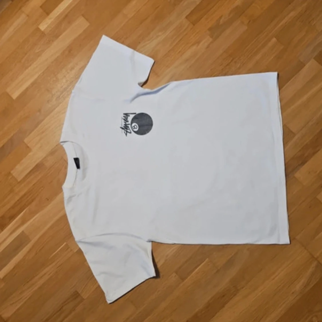 Vit Stüssy t-shirt med 8-ball print - 3