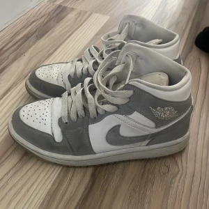 Nike Air Jordan 1 Mid Wolf Grey - Väl använda. I storlek 36,5