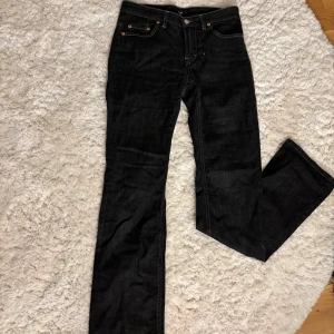 Svarta/Grå Filippa K jeans  - Säljer dessa snygga jeans från Filippa K då de tyvärr är för små för mig. De är i storlek 28/34 så de passar dig som är lite längre 💕
