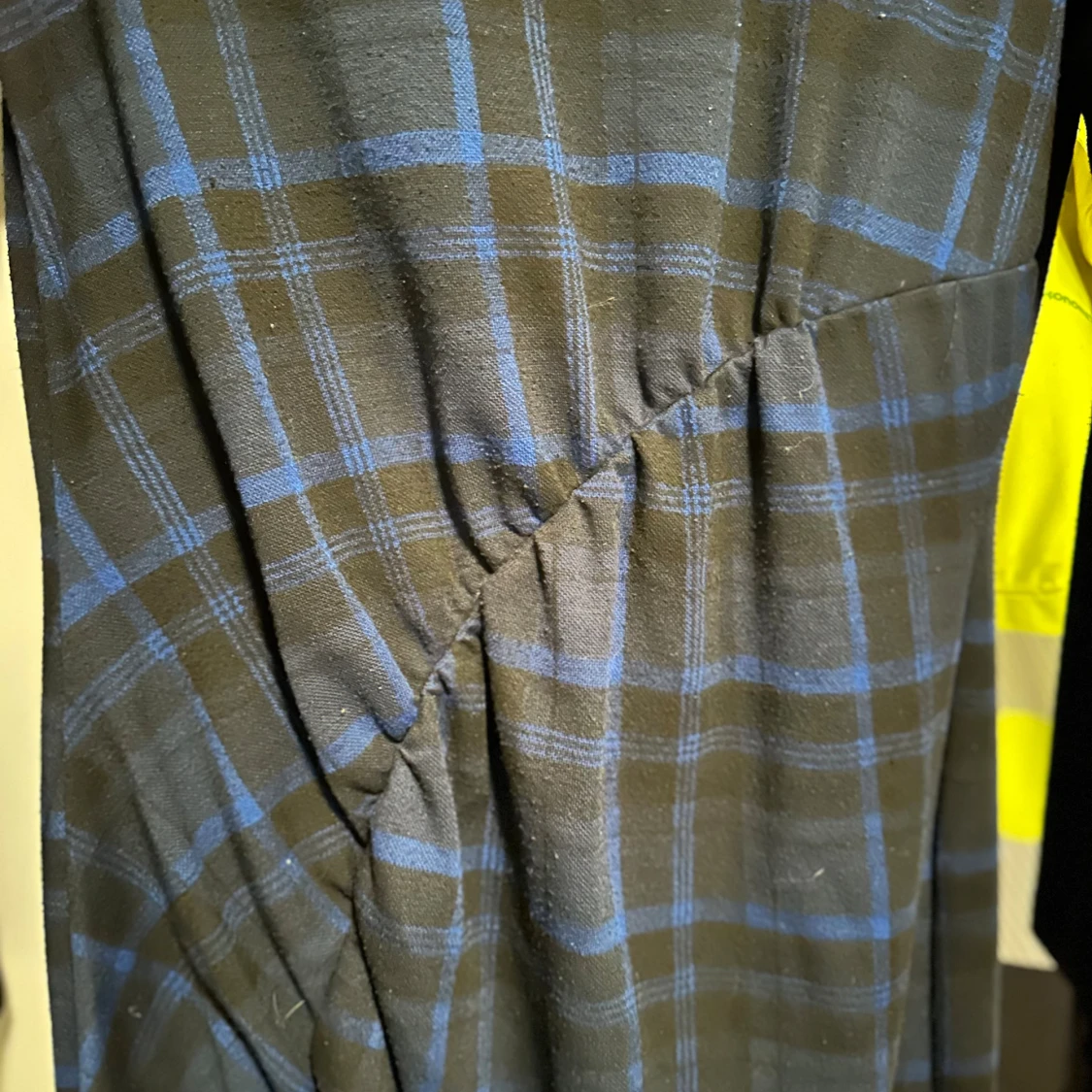 Mörkblå rutig långärmad klänning strl: L - 2