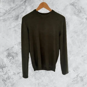 Frö  stickad tröja Urban Pioneers - Säljer en Gröna stickad tröja från Urban Pioneers. Tröjan har rund halsringning och långa ärmar, perfekt för lager-på-lager. Enkel och stilren design som funkar till det mesta. Materialet är mjukt och skönt, passar dig som gillar klassiska plagg.