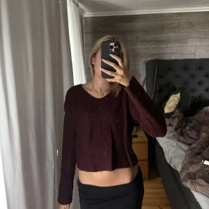 Vinröd v-ringad stickad tröja💖 - Säljer nu min vinröda stickade v-ringad tröja säljs pågrund av använder aldrig den. 399kr nypris 200kr💖