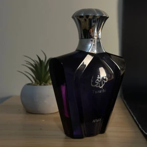 Afnan Turathi Blue 90ml - En högkvalitativ och fräsch höstparfym till dig som inte vill spendera 3000kr på en designer parfym. Levereras i en exklusiv förpackning!🌟