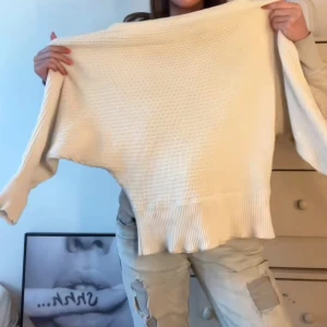 Na-kd vit creme stickad tröja - Säljer då den inte kommer till användning längre! Pris går att diskutera, tröjan finns ej att köpa i butik längre! Färgen på tröjan är vit och beige!💕💕 (inte mina bilder💕) 