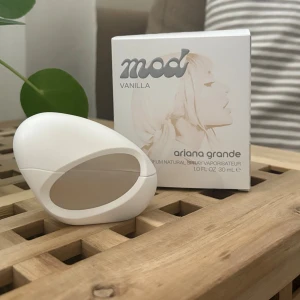 Ariana Grande Mod Vanilla 30ml - Trendig parfym från Ariana Grande i en unik flaska. Mod Vanilla, 30 ml Eau de Parfum. Väldigt god parfym men kommer inte till användning 🫶🏻