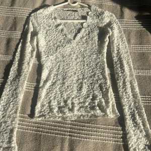 Spetstopp/ festtopp från Gina Tricot - Perfekt topp för fest eller finare tillfällen. I jättefint skick och väl omhändertagen. Storlek XS från Gina Tricot. 