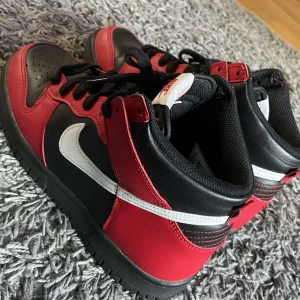Nike dunks - Nike dunk high deadpool sneakers👟använd fåtal gånger inga tydliga tecken på slitage