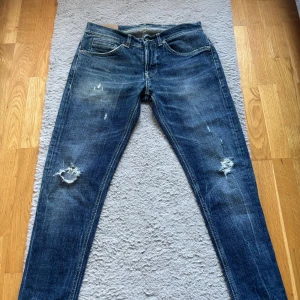 Dondup Geroge - Mycket fint skick | storlek 34 men skinny fit så skulle säga att de passar 31-32 | stilrena | fina slitningar från fabrik | priset är inte hugget i sten🙌✌️