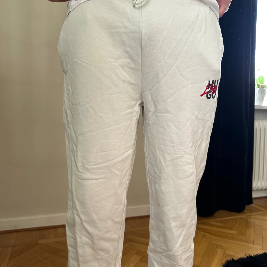 Vita mjukisbyxor med röd logga - 2