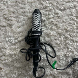 Björn Axén värmeborste - Säljer min Björn Axén värmeborste då jag inte tycker den gör så mycket på mitt hår🩷 testad några gånger men knappt använd, inga defekter, original pris:800kr🩷🩷