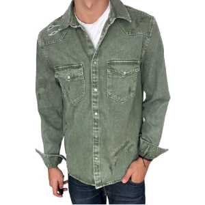 Jeans overshirt med slitningar - As fet overshirt från Zara. Säljs inte längre i butik så väldigt svårt att få tag på, priset kan såklart diskuteras. Sälja då den inte passa mig! 