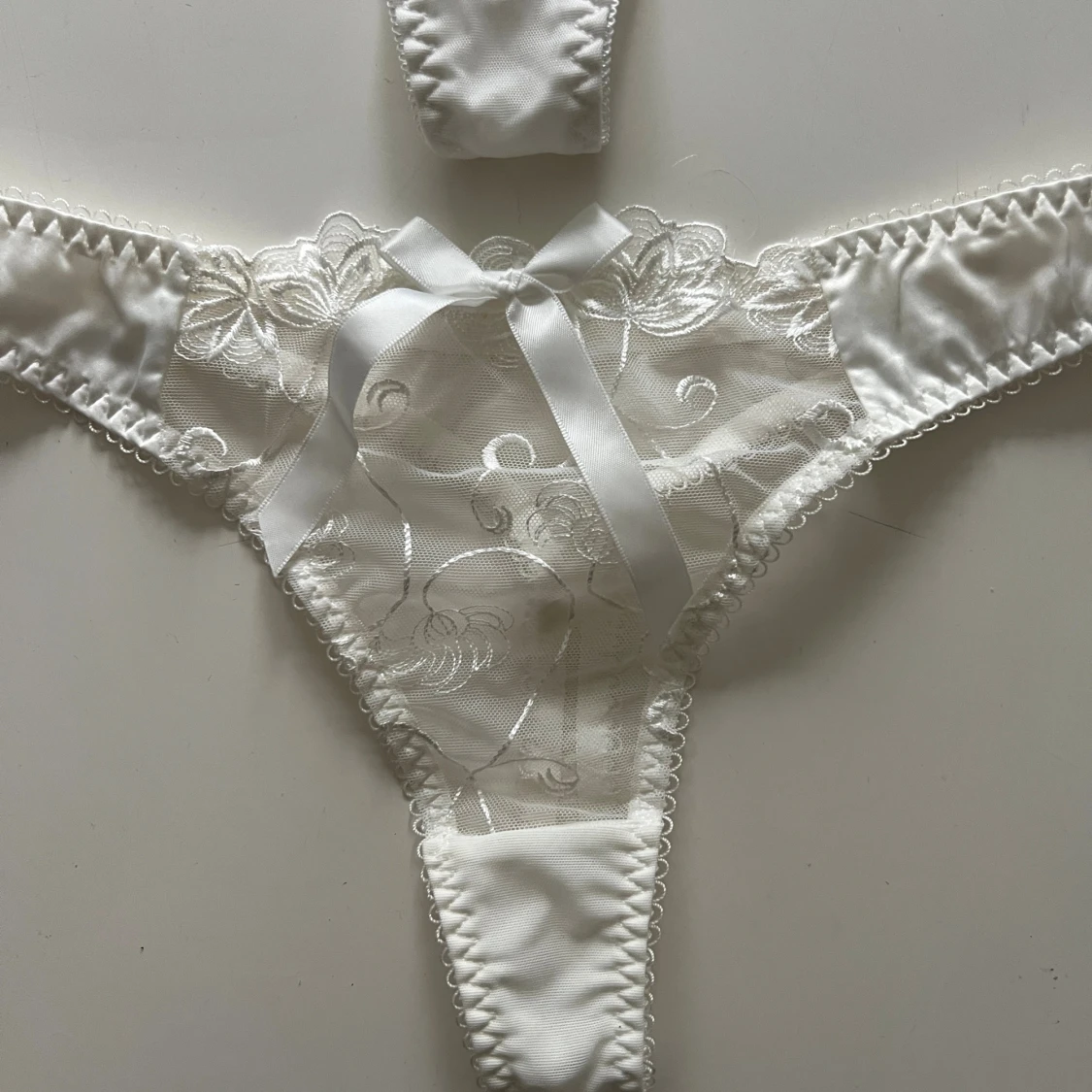 Vit spetsbikini med rosett och blommor - 1