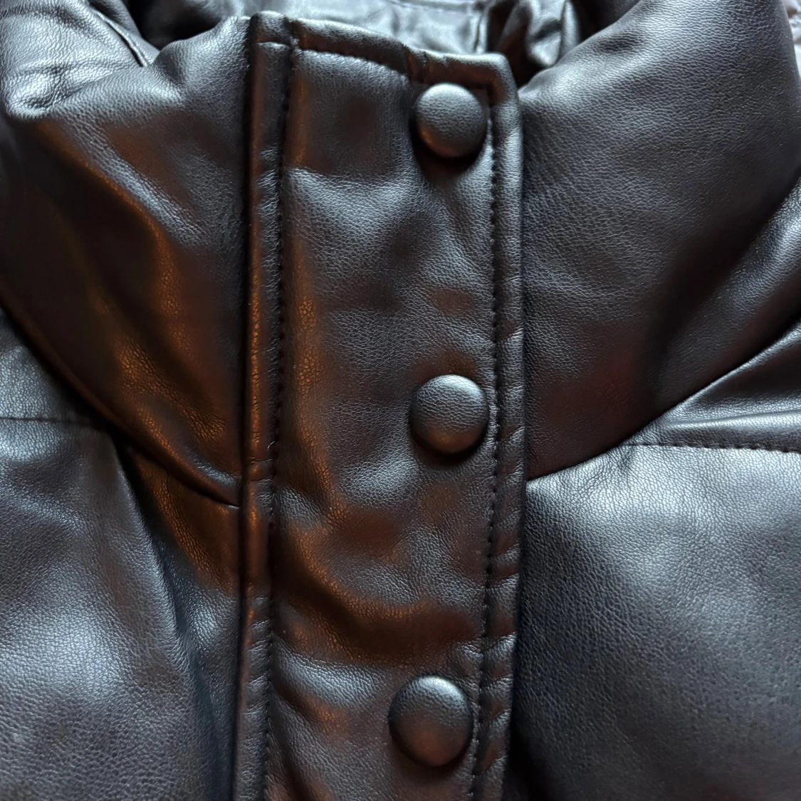 Svart pufferjacka, cropad i fejkskinn från Zara - 2