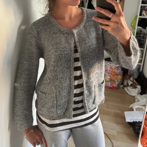 söt grå kofta med paljetter från esprit - storlek M