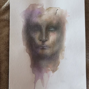 Abstrakt & mystisk orginal målning i akvarell. - Abstrakt målning med akvarellkonst i mjuka, dova färger som flyter ut över tavlan. Perfekt för dig som gillar kreativa och konstnärliga uttryck! Målningen ger en modern och mystisk känsla som sticker ut på dina väggar. Detta är en orginal målning i akvarell i storlek som ett av. .