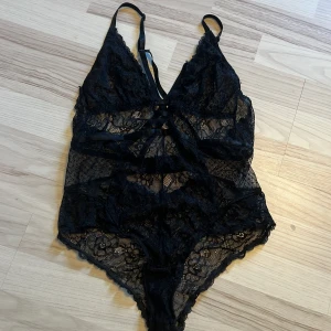 Body - Säljer en super fin body o spets och kors i ryggen. Fin till att ha till tex fester och liknande.