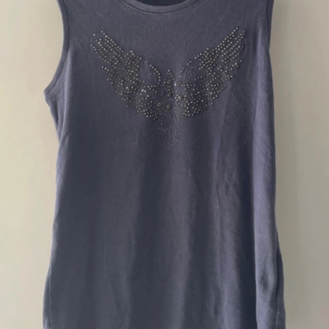 Grå ärmlös topp med nitar från MRK Adam