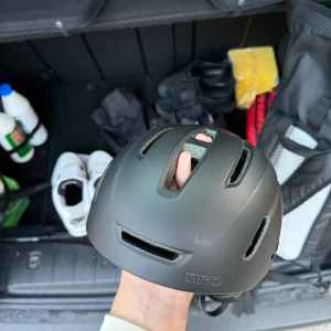 Svart cykelhjälm Giro MIPS - Säljer en svart cykelhjälm från Giro med MIPS-teknologi för extra säkerhet. Hjälmen har flera ventilationshål, justerbart spänne och en stilren, rundad form. Perfekt för dig som vill ha både skydd och snygg design när du cyklar. Ny pris 2000 