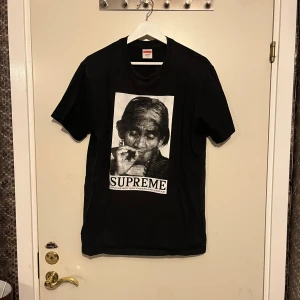 Supreme Aguila tee - Svart supreme T-shirt, från FW-19 droppet. Finns crackings i trycket men bra skick i övrigt. Självklart äkta. Kom privat för fler bilder. 