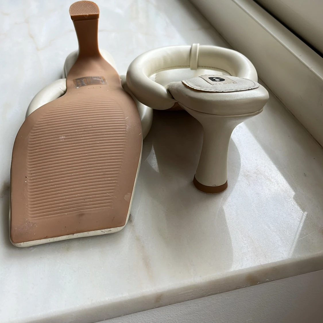 Beiga sandaler med klack från Ganni - 2