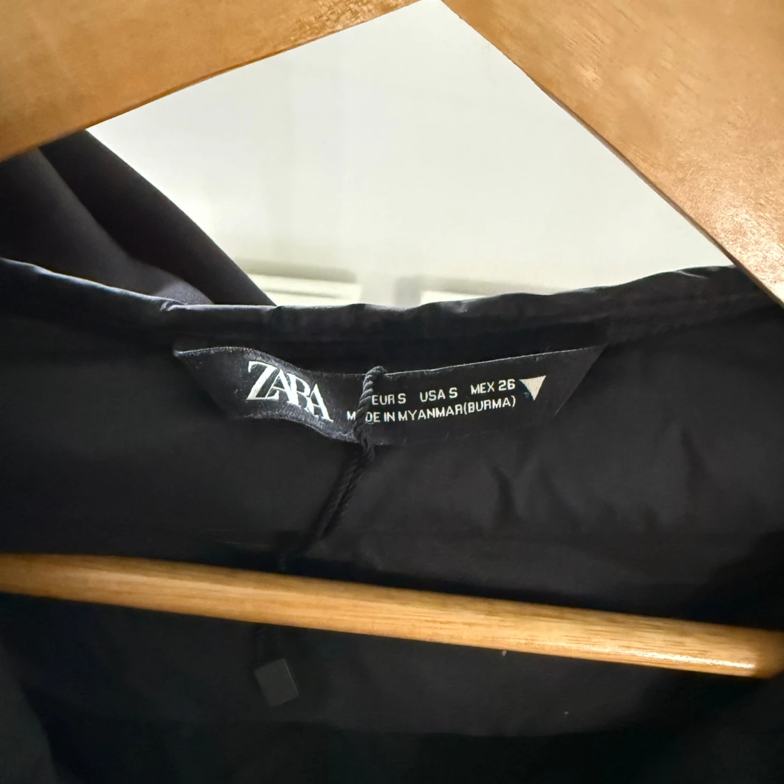 Svart croppad pufferjacka från Zara - 2