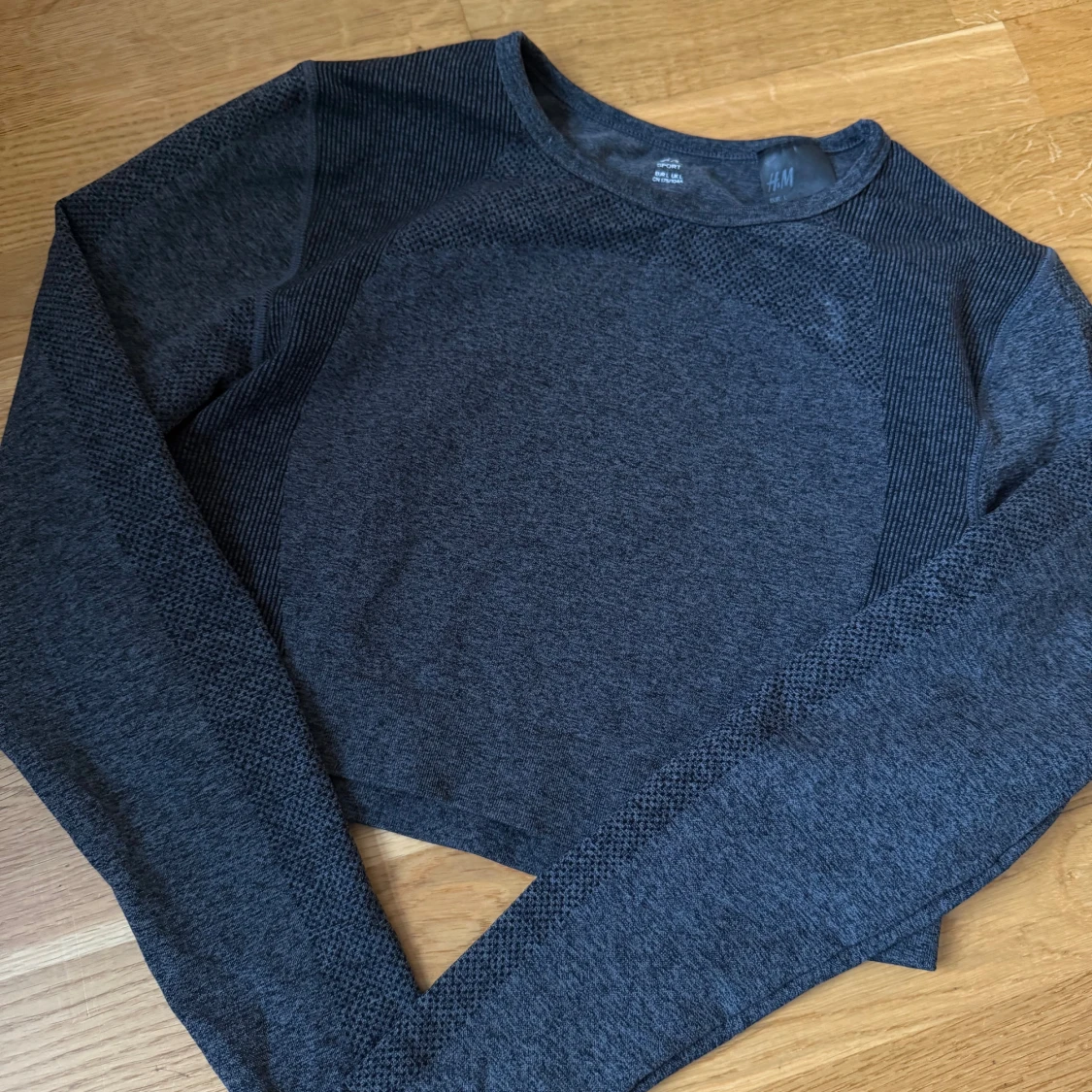 Mörkgrå croppad träningstopp H&M