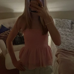 Rosa volang bandeau tubtopp - Säljer en söt rosa tubtopp med volanger. Storlek m men känns som S 💗