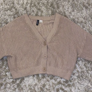 Kofta - En brun/ beige kofta som är som ny och är nästan aldrig använd. Säljer den pga den är för stor. Den är i storlek S men funkar för M eller oversised Xs🤍
