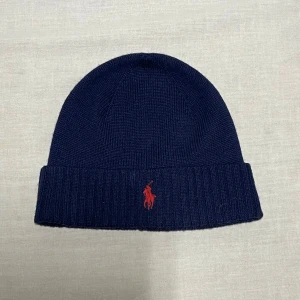 Ralph lauren merinoull mösa - Mörkblå merinoull mössa från Ralph lauren, storlek One Size, i fint skick. Pris 349kr, skriv vid fundering eller fråga👀