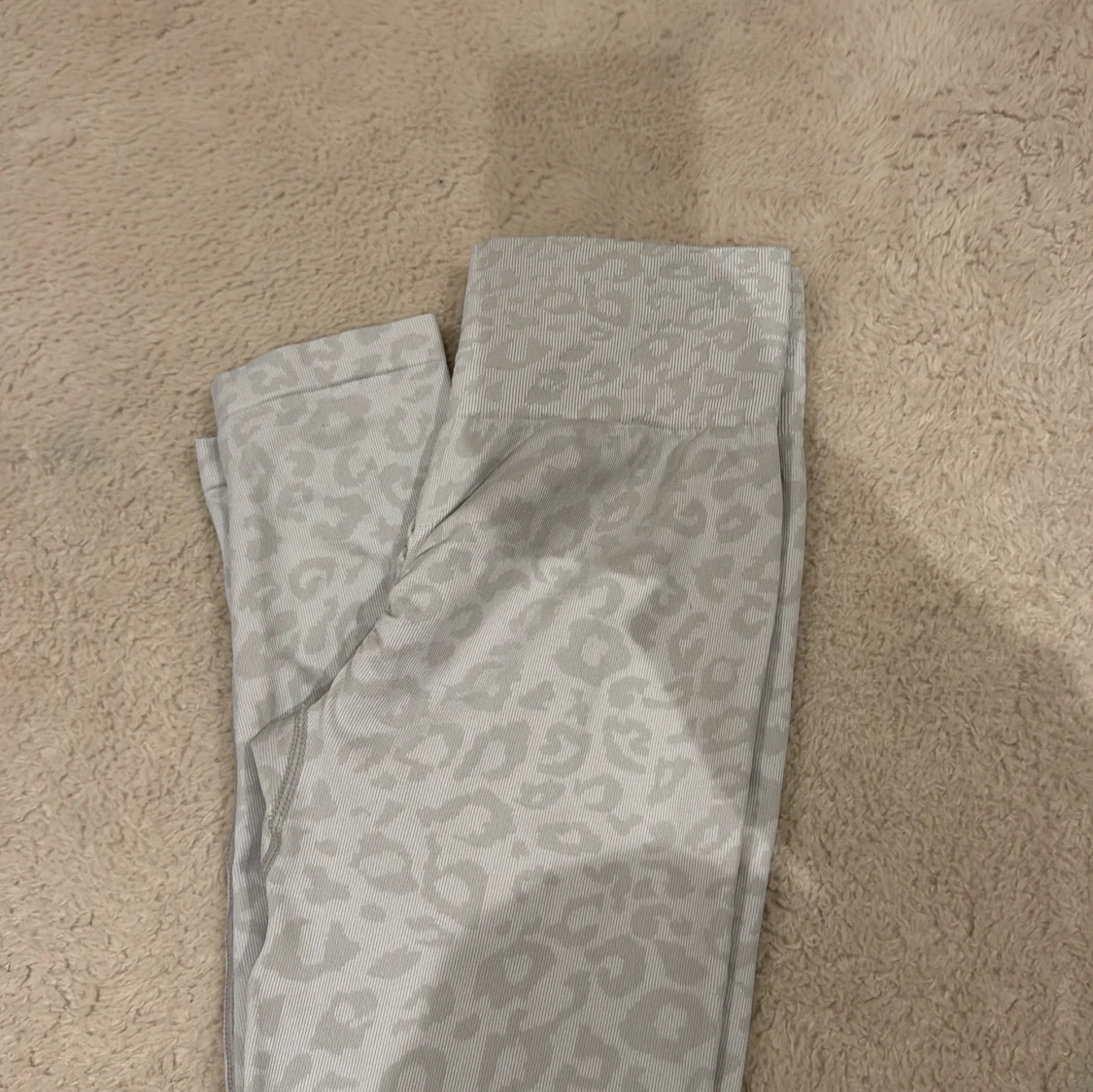 Grå leopardmönstrade leggings M - 1