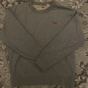 Stilren Levis tröja  - En Levis tröja i storlek M, men passar mer som en S. Inga defekter, i nytt skick. Säljer billigt för jag vill bli av med den. Passar dig bäst som är runt 170-179. Nypris 600. 