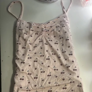 Ljus rosa med körsbär print linne - Supersöt ljus rosa liten linne. 