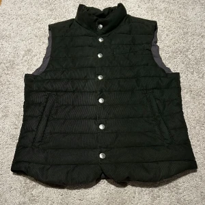 Grön manchesterväst från Cavoli - Snygg grön väst från Cavoli i manchester, insidan i polyester och tryckknappar framtill. Den är i mycket bra skick och använd väldigt få gånger, nypris är cirka 2300kr. Västen har, två sidofickor, två innerfickor och en liten detalj som ser ut som en bröstficka. Perfekt för lager-på-lager och ger en cool vibe till din outfit. Det är storlek 46 och det är ungefär som XS/S. 