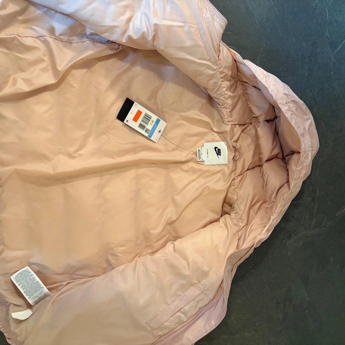 Ljusrosa pufferjacka från Nike - 2